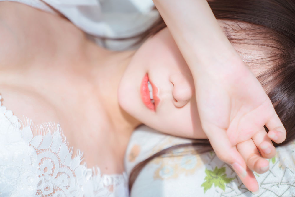 香草喵露露-No.001-玻璃房少女-在线看 第1张