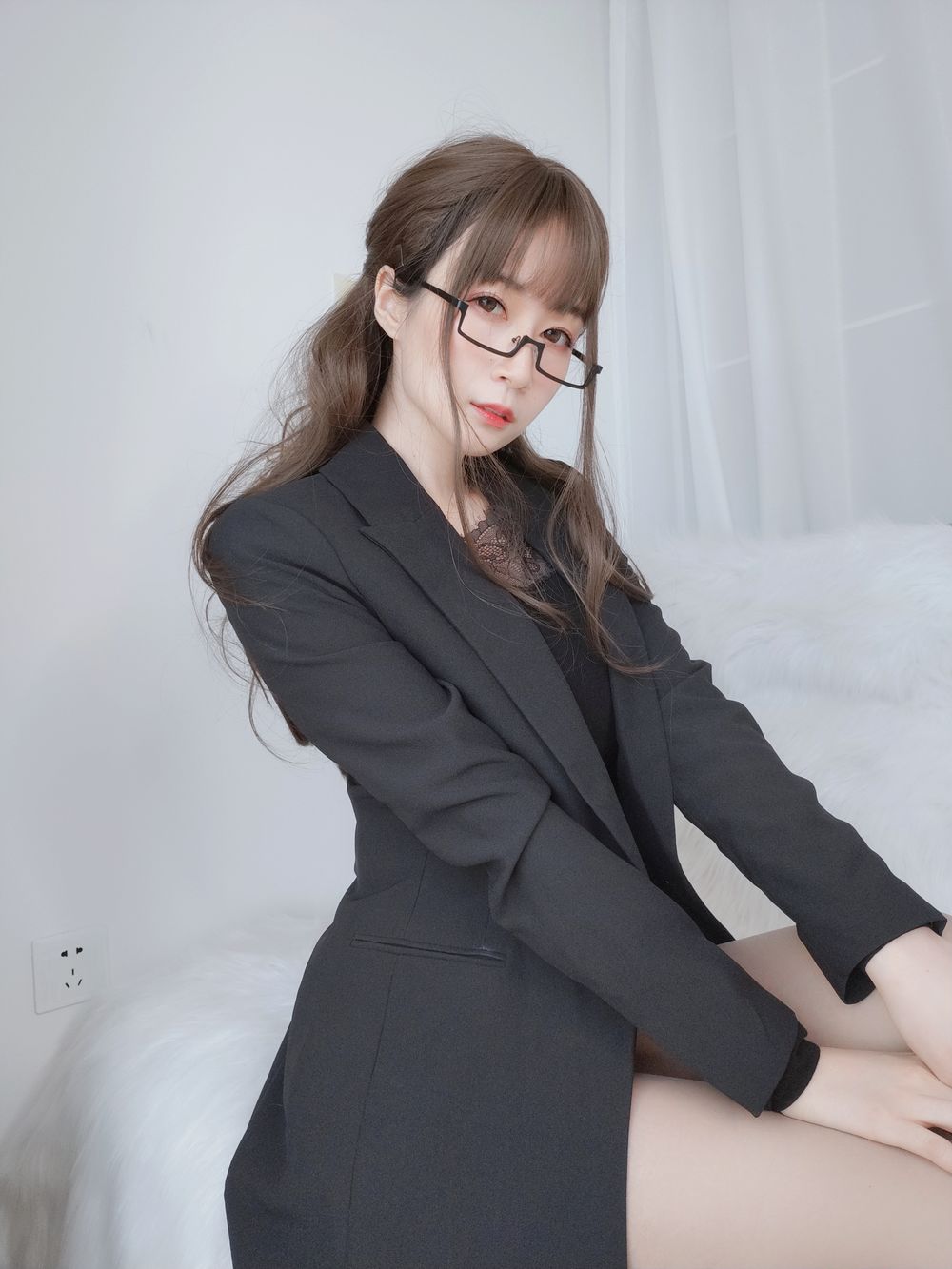 白银81-No.049-黑西服-在线看 第1张